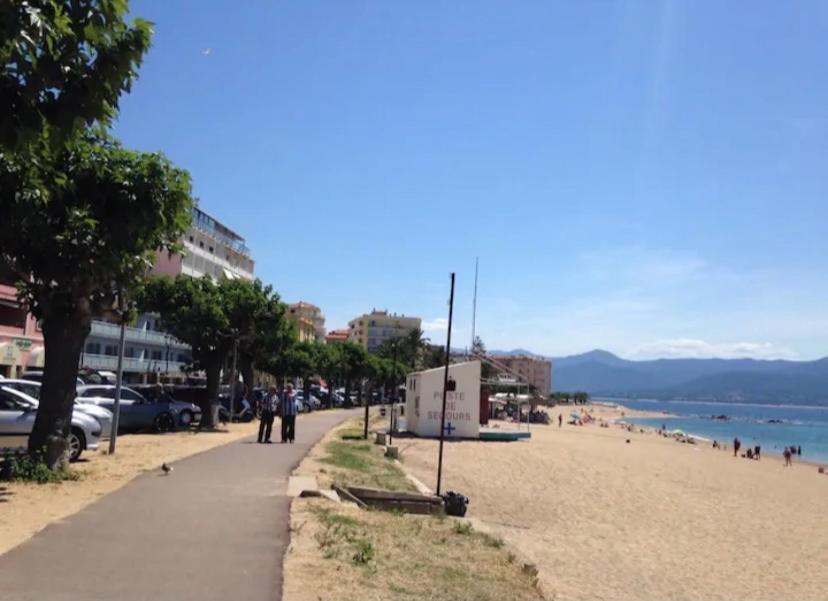 Ajaccio Magnifique T2 37M2 Centre Ville Vue Mer Au Bord De La Plage Neuf 4 Couchages Balcon Parking Prive Ferme Clim Wifi ภายนอก รูปภาพ